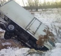 На алтайской трассе уже несколько автомобилей оказались в одном кювете