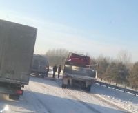 Грузовик въехал в машину дорожников на Новом мосту в Барнауле