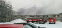 Несколько экипажей пожарных тушат здание Алтайского моторного завода