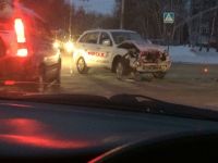 Легковушка «собрала» столбы на Павловском тракте в Барнауле