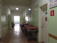 Каталки возле кабинета для приема больных в горбольнице Заринска. На одной из них умирал, мучаясь от боли, Виктор Дмитрюк