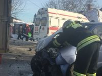 В Железнодорожном районе Барнаула автомобиль снес забор частного дома
