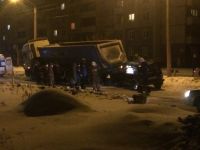 В Барнауле пьяный водитель «Нивы» въехал в припаркованный грузовик