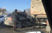 В Ленинском районе Барнаула Infiniti расплющило фурой