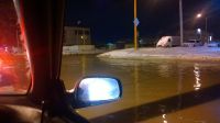 В Индустриальном районе Барнаула из-за коммунальной аварии «поплыла» целая улица