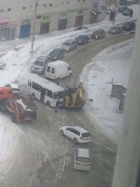 В Барнауле маршрутный автобус врезался в снегоуборочный трактор