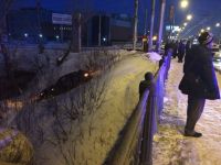 В Барнауле Infiniti слетела с моста по вине пьяного водителя