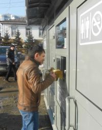 Алтайские «жириновцы» пикетировали первый «золотой» туалет в Барнауле