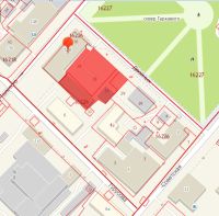 Карта 2ГИС с наложенными кадастровыми границами. Земельный участок, который удалось отстоять москвичам, выделен красным