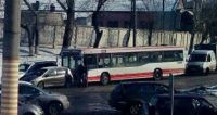 Как снег на голову: прошедший в Барнауле снегопад парализовал движение в городе