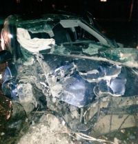 Пьяный водитель иномарки выжил после аварии с бетонной остановкой в Новоалтайске