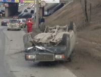 «ВАЗ»-перевертыш парализовал движение на барнаульском проспекте