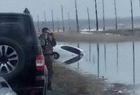 На Алтае съехавшую с дороги иномарку скрыло талыми водами
