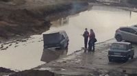 Более 10 автомобилей увязло в огромной луже в Индустриальном районе Барнаула