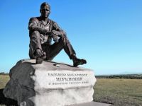 Шукшин на 200: Александр Карлин хочет поместить памятник из алтайских Сросток на новые купюры