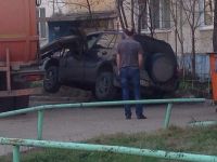 Барнаульский мусоровоз вместо контейнера с отходами случайно поднял кроссовер