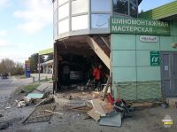 Минивэн с алтайскими номерами снес стену новосибирской «шиномонтажки»