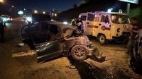 Автомобиль Toyota Corona смяло после столкновения с рейсовым автобусом на бийской трассе