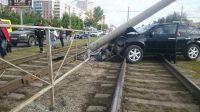 В Индустриальном районе Барнаула бетонный столб остановил Nissan