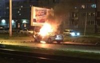 Toyota Camry сгорела во время «гонок» по ночному Барнаулу