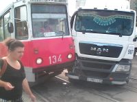 Автопоезд «Мария-Ра» на скорости въехал в трамвай на одной из бийских улиц