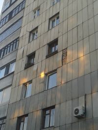 Жители Барнаула приметили очередную осыпающуюся высотку