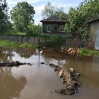 «Пошла вода в хату»: вторая волна паводка добралась до барнаульского Затона