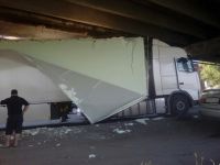 Грузовик с татарскими номерами оставил половину прицепа под мостом в Бийске
