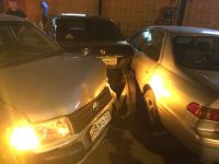 Барнаулец на Toyota Probox смял несколько припаркованных у общепита автомобилей