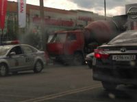 «КамАЗ» протаранил столб неподалеку от первого барнаульского McDonald's