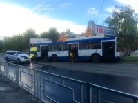 Барнаульские автомобилисты не смогли разъехаться на перекрестке со сломанным светофором