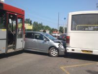 На Павловском тракте в Барнауле иномарку смяло между двумя автобусами