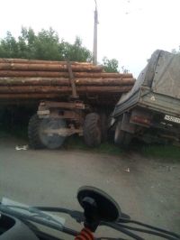 Пункт назначения: бревна с лесовоза оказались в кабине «ГАЗели» после ДТП в Новоалтайске