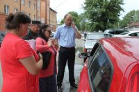 В Барнауле задолжавшая приставам женщина забаррикадировалась в авто с малолетним ребенком