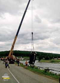 На Алтае со дна реки достали внедорожник с телами двух погибших