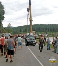 На Алтае со дна реки достали внедорожник с телами двух погибших