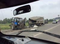«ГАЗель» «впечатала» рабочих в собственный трактор на шоссе под Барнаулом