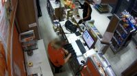 В Алтайском крае мужчина в маске с автоматом наперевес обчистил АЗС