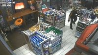 В Алтайском крае мужчина в маске с автоматом наперевес обчистил АЗС