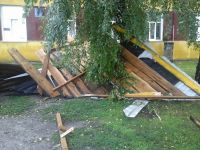 В старом здании заринской больницы ураганом сорвало крышу