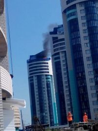 Несколько пожарных расчетов тушат вспыхнувший жилой комплекс «Аквамарин» в Барнауле