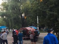 Водовоз коммунальщиков и Lexus застряли в дорожном провале на одном из рубцовских проспектов