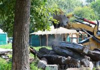 «Сам я разрушать ничего не буду»: летнее кафе в барнаульском парке демонтируют со скандалом