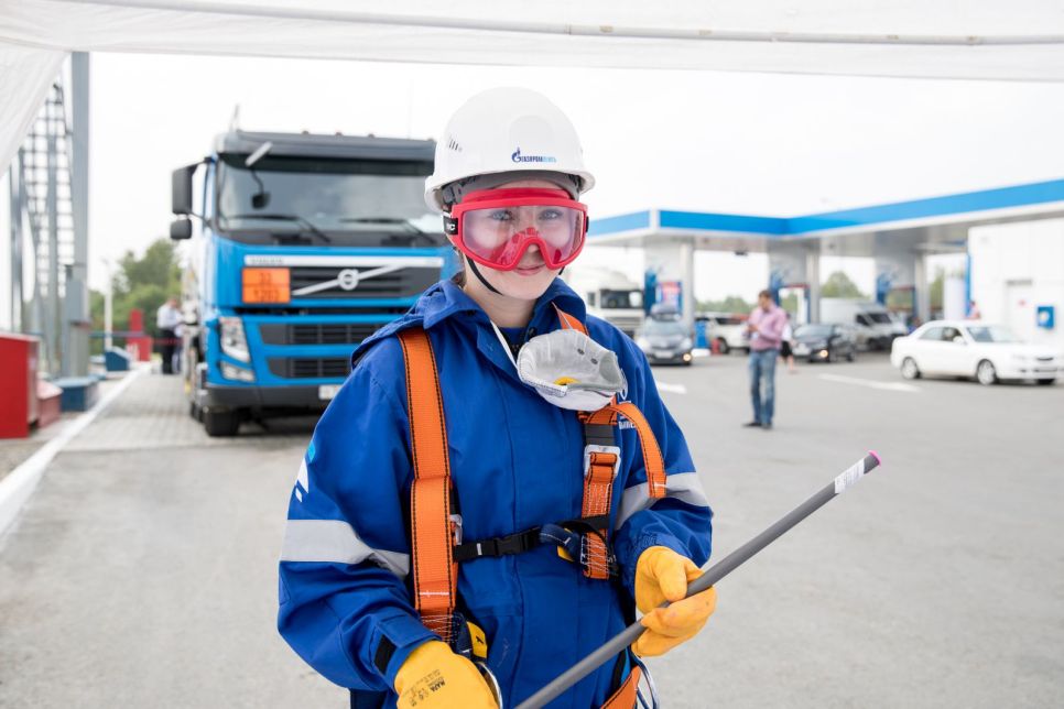 На конкурсе профмастерства среди сотрудников «Газпром нефти» журналисты проверили качество топлива, сибирячка стала лучшим оператором АЗС, а силачи из Омска установили рекорд России