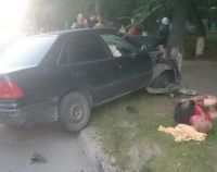 Пьяный водитель Toyota снес два автомобиля и въехал в дерево в центре Барнаула