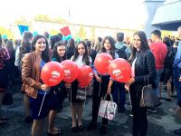 Студентки АлтГПУ с единороссовскими шарами