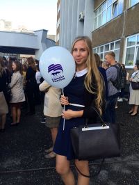 Учащаяся педуниверситета с наглядной агитацией