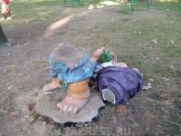 Вандалы разгромили фигурки гномов в сквере на улице Молодежной в Барнауле