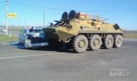 На въезде в Бийск бронетранспортер смял иномарку во время учений