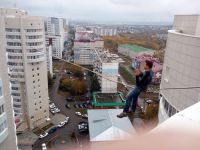 Барнаульцев напугал балансирующий между двумя высотками канатоходец